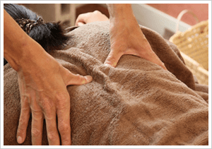 よこい整骨院で女性が施術を受けいている写真