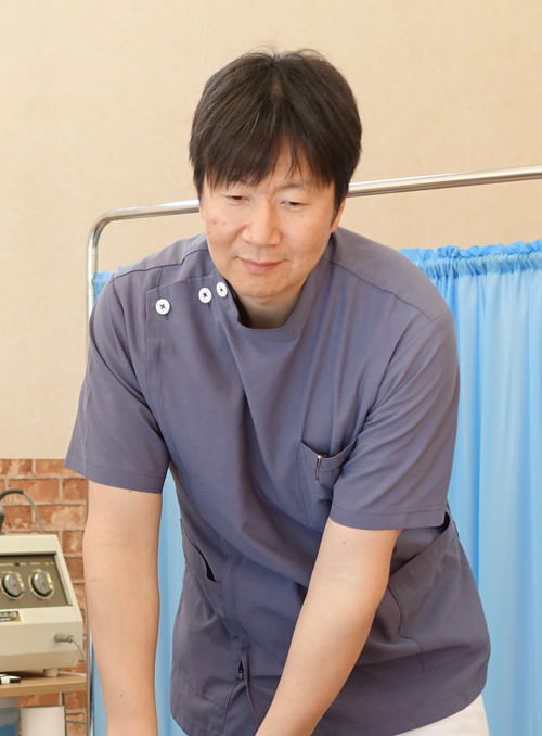 よこい整骨院の院長が施術をしている写真