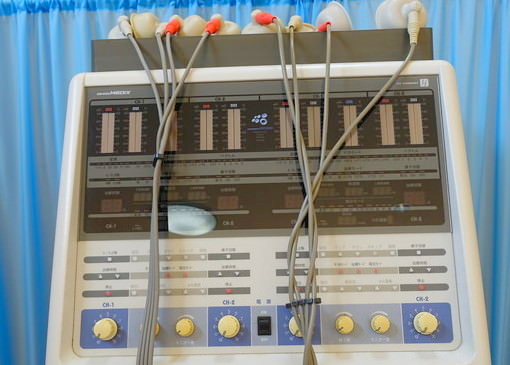 よこい整骨院の干渉波治療器の写真