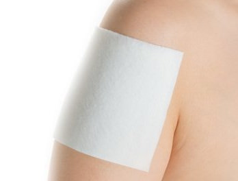 よこい整骨院で湿布を貼った腕の写真