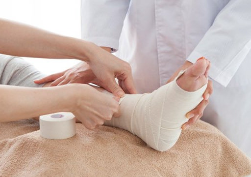 よこい整骨院で足の治療を受けている写真